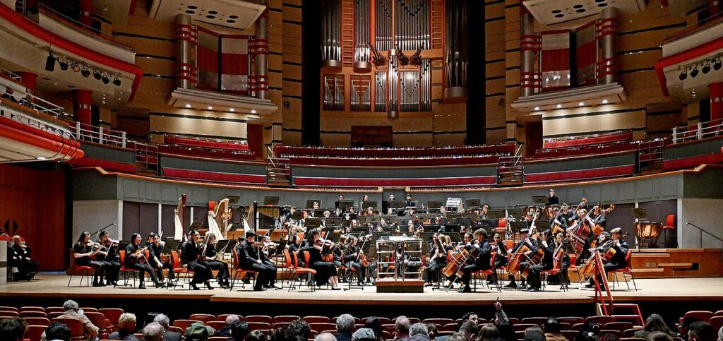 Gustavo Dudamel y concierto de orquesta sinfónica