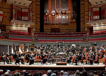 Gustavo Dudamel y concierto de orquesta sinfónica