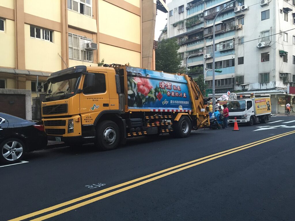 Guaicaipuro retira 35 toneladas de desechos y escombros en El Prado tras jornada de saneamiento
