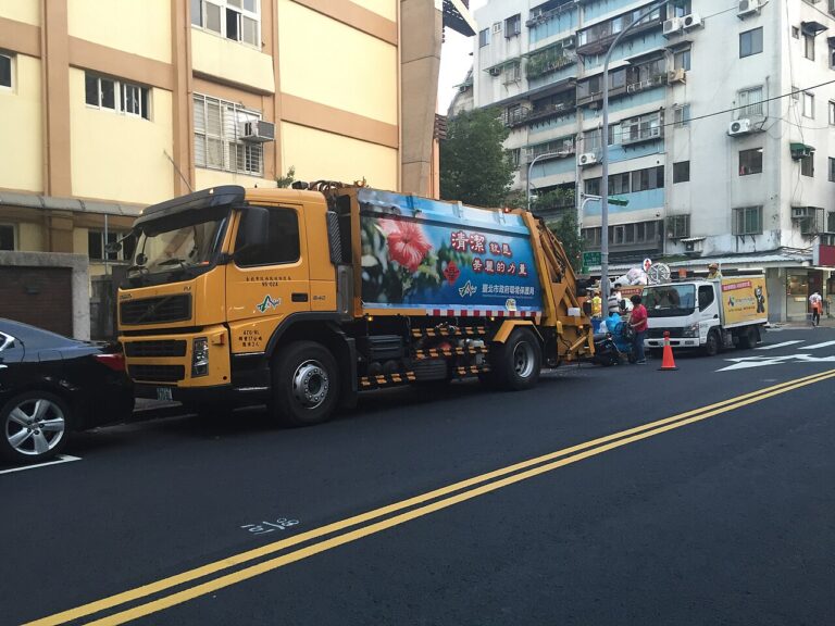 Guaicaipuro retira 35 toneladas de desechos y escombros en El Prado tras jornada de saneamiento