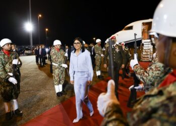Delcy Rodríguez llega a Surinam para tratar agenda bilateral y cooperación estratégica