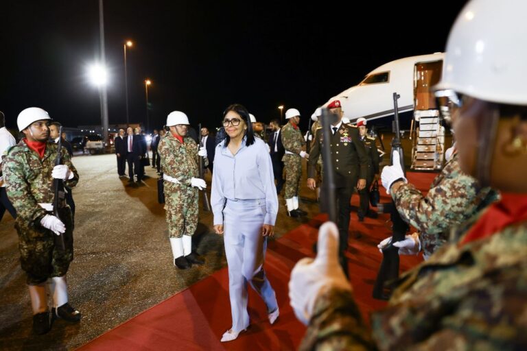 Delcy Rodríguez llega a Surinam para tratar agenda bilateral y cooperación estratégica