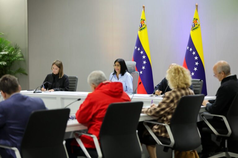 Presidenta Delcy Rodríguez lideró reunión con sectores sindicales y empresariales para avanzar en consensos laborales
