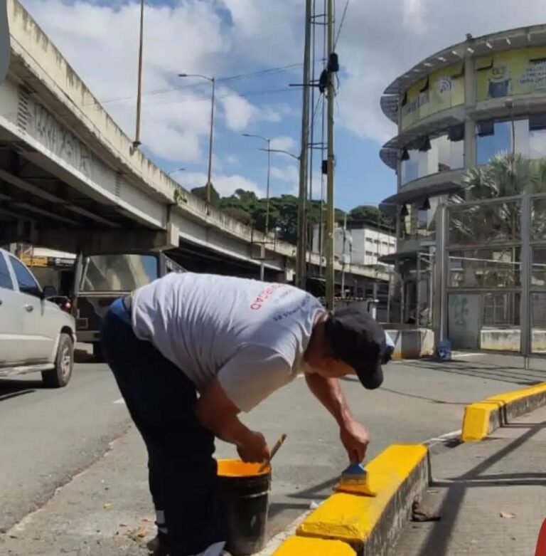 Embellecen alrededores del Metro