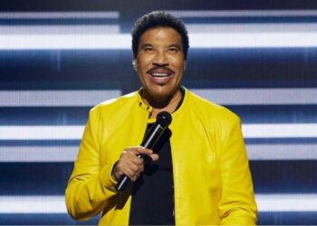 Lionel Richie está en cuidados intensivos tras presentar complicación en pleno concierto