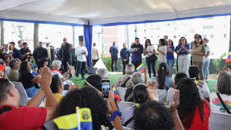 Delcy Rodríguez entrega 219 apartamentos recuperados tras sismos y otorga financiamiento a 35 condominios de Caracas