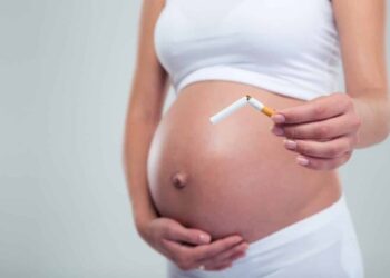 OMS confirma que fumar puede reducir las posibilidades de hombres y mujeres de concebir