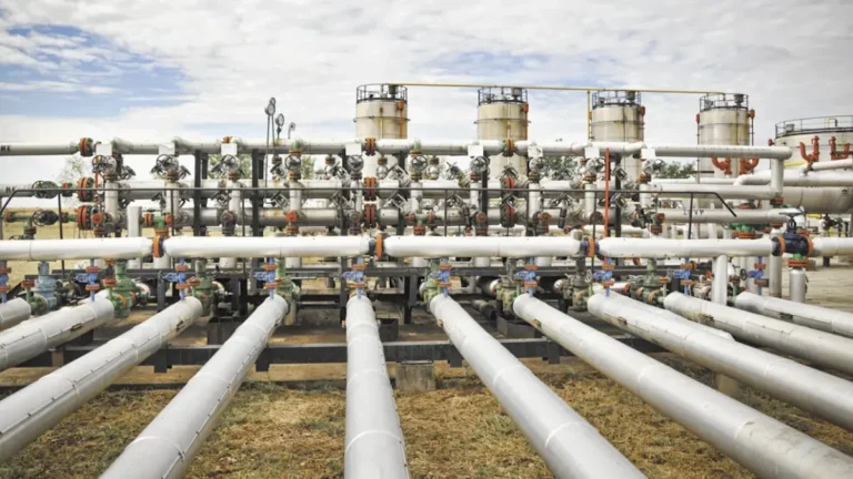 Irán sostiene sus exportaciones de crudo y desafía la ofensiva económica de EE.UU. en medio de una escalada petrolera
