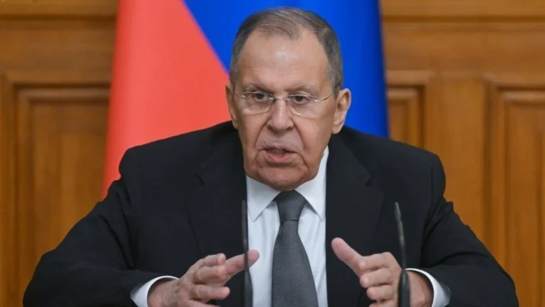 Lavrov acusa a la Unión Europea de mantener una postura «estúpida» y denuncia una «guerra jurídica» contra Rusia
