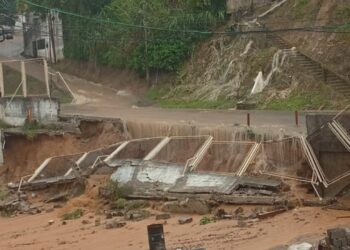 Colapsa muro en Carrizal por fuerte lluvia