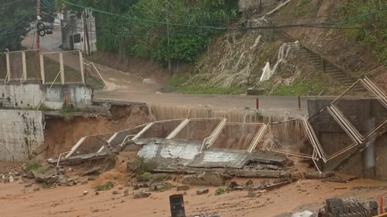 Colapsa muro en Carrizal por fuerte lluvia