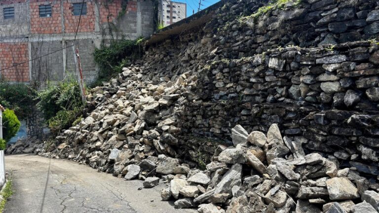 Derrumbe en El Vigía amenaza estabilidad de vía principal