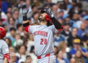 Eugenio Suárez decide con cuadrangular la victoria de los Rojos ante Milwaukee