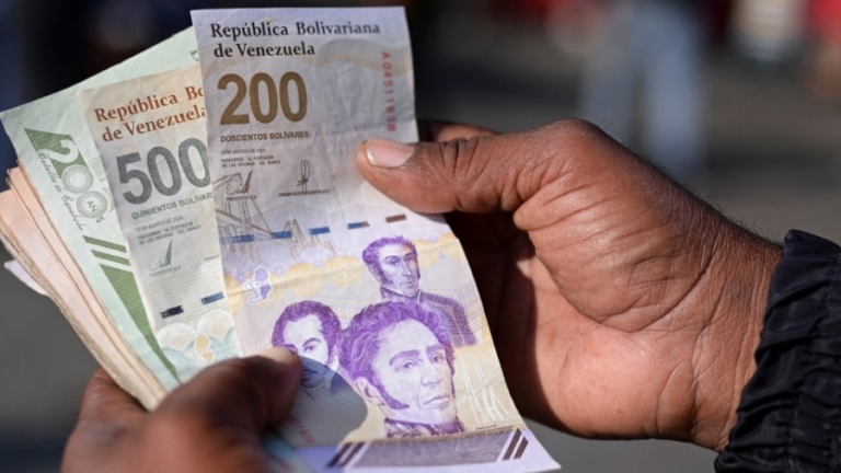 69% de los venezolanos prefiere fortalecer el Bolívar como moneda nacional