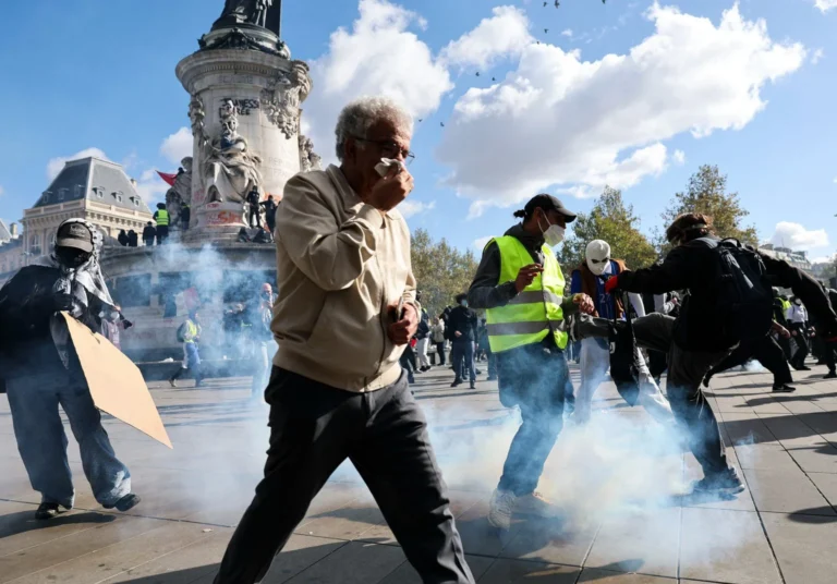 Macron advierte que las redes sociales dañan la democracia tras los violentos disturbios en Francia