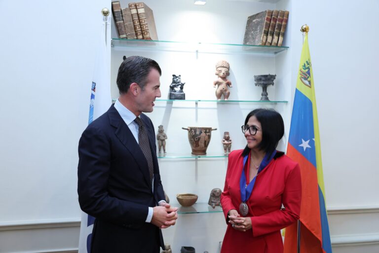 Presidenta Delcy Rodríguez recibe condecoración en la sede de la IILA como símbolo de amistad al pueblo de Venezuela