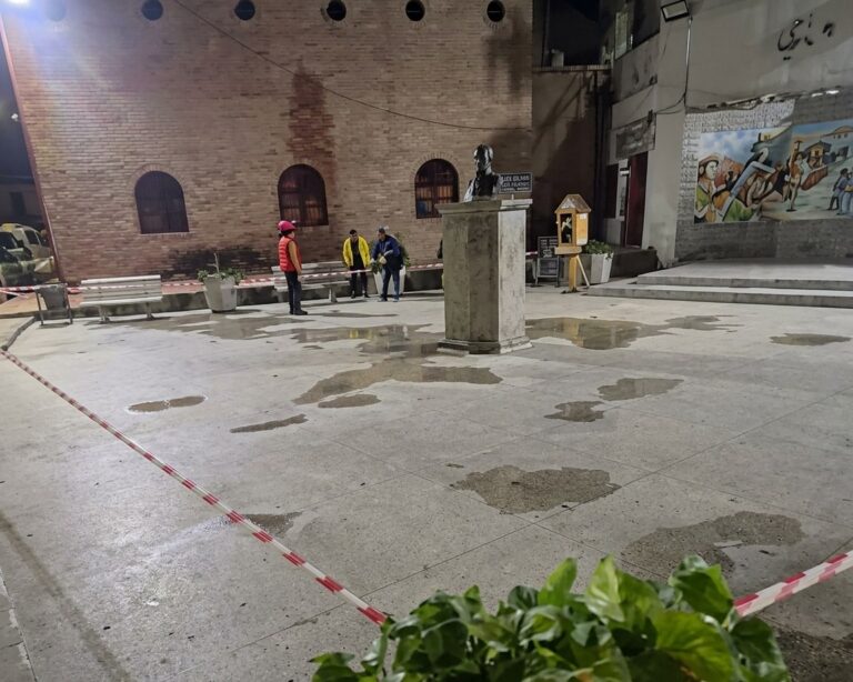 Sustituyen tubería debajo de la plaza Bolívar en Carrizal