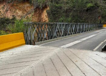 Cierran paso en Puente El Golf