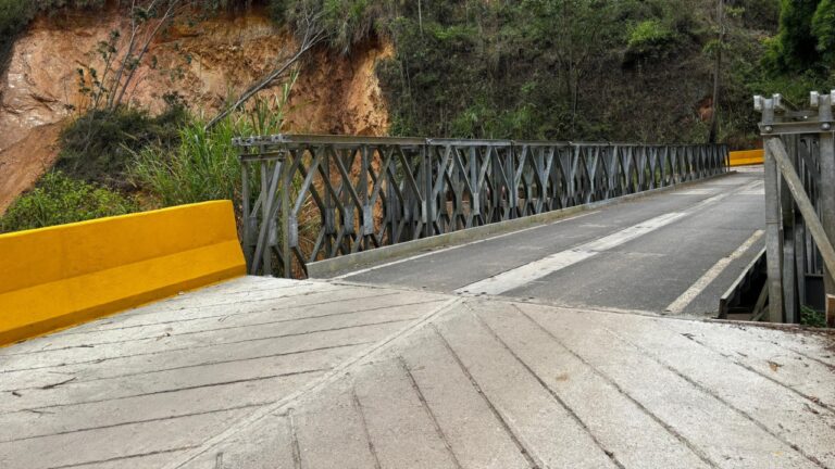 Cierran paso en Puente El Golf