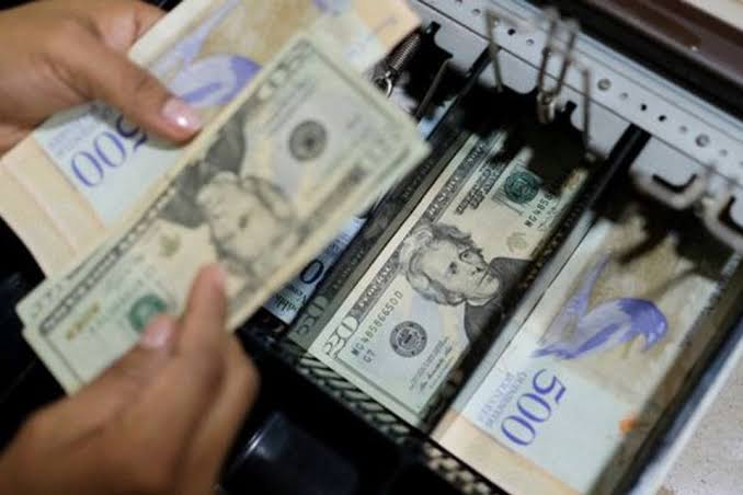Cusanno y Amengual coinciden en fortalecer el bolívar: uno descarta la dolarización y el otro pide debatirla