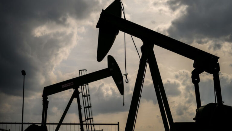 La OPEP+ decide mantener congelada su oferta de petróleo en noviembre