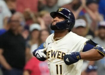 Jackson Chourio deja en el terreno a San Diego y fija récord histórico en las Grandes Ligas